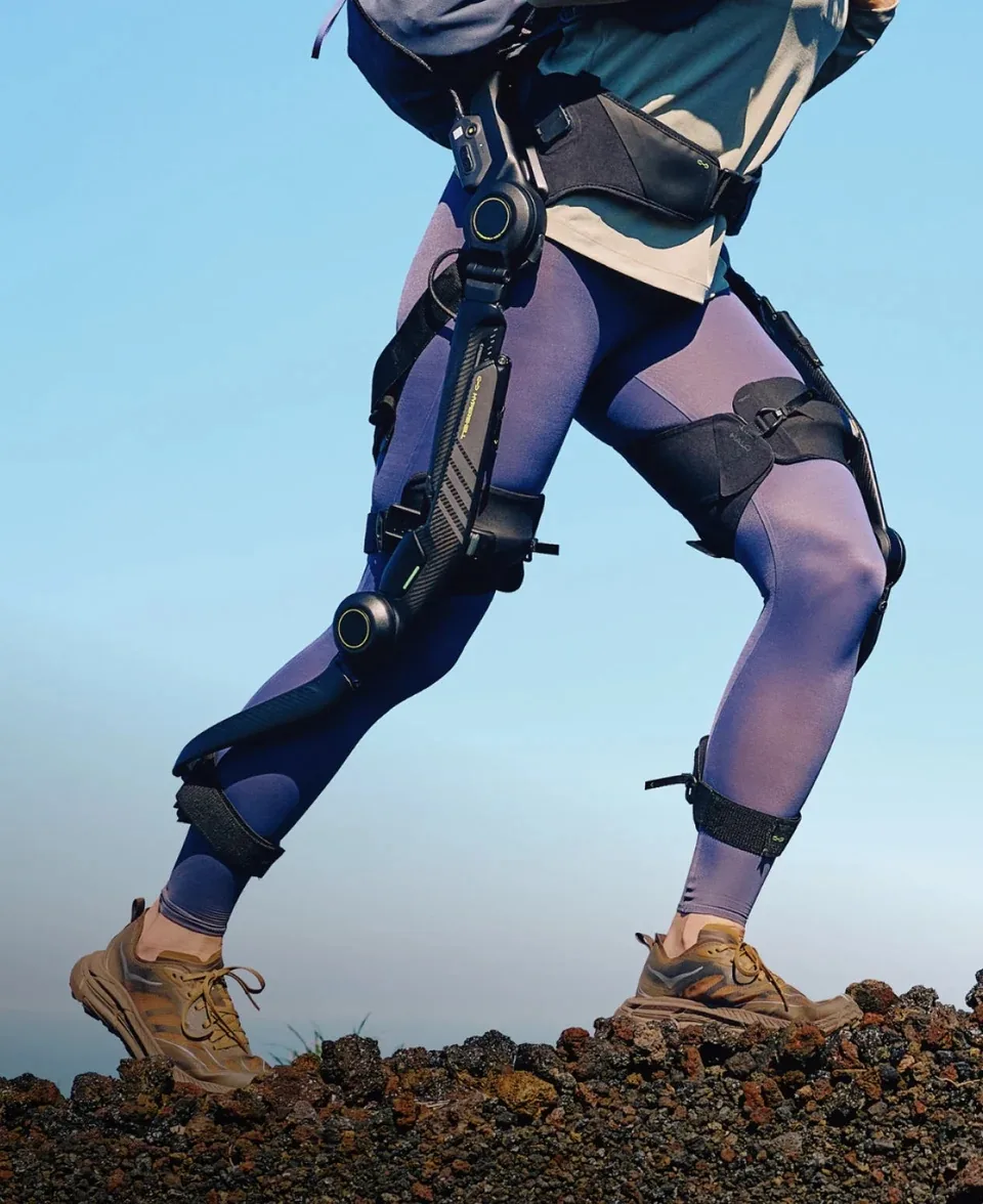 Marche sur terrain volcanique avec un exosquelette Hypershell